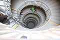 An die Oberfläche führende Wendeltreppe mit Löschwasserleitung