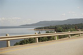 Zicht op Deer Lake vanaf de Trans-Canada Highway