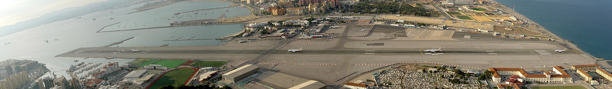 Cebelitarık Havalimanı'ndan kalkmakta olan Monarch Airlines'e ait Airbus A320 uçağının kalkışının çeşitli aşamalarını gösteren kompozit resmi. Resmin ortasında Cebelitarık ile İspanya ana toprağını birbirine bağlayan tek yol olan Winston Churchill Avenue'nün pisti kestiği nokta görülmektedir.(18 Eylül 2007). (Üreten: Michael F. Mehnert)