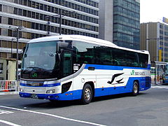 Bus antarkota milik perusahaan Japan Railways di Tokyo, Jepang (2007)