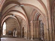Paradies vor dem Westportal: rundbogige Schildbögen und Rippen auf gotischen Diensten