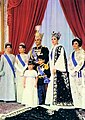 Schahbanu Farah Pahlavi mit ihrer Familie nach der Krönung 1967