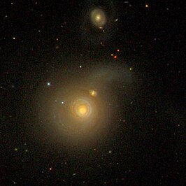 NGC 5615 (midden), tussen NGC 5614 en NGC 5613 (boven)