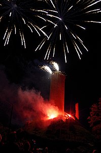 Feuerwerk am Turm von Piégut