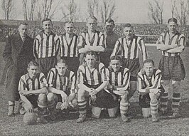 Waardenburg (geknield, 2e van rechts) met het Sparta-elftal in 1938