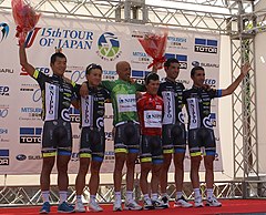 Jun’ya Sano (l.) als Mitglied des Teams Nippo bei der Japan-Rundfahrt 2012