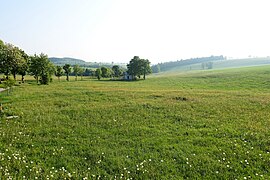 Blick von der Stadt über die Fleckenwiesen auf das Wasserwerk (Mai 2018)