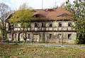 Wohnstallhaus (Umgebinde) und Scheune sowie Hofpflasterung und Mauer eines ehemaligen Dreiseithofes (mit Nr. 5a)