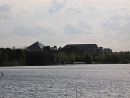 Rauwse Meer met op achtergrond gebouwen van het vakantiepark Kempense Meren