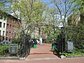Christopher Park in Greenwich Village mit dem „Gay Liberation Monument“ von George Segal, das an den „Stonewall-Aufstand“ von 1969 erinnern soll.