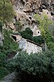 Häuser am Felsen mit Höhlen in Cotignac