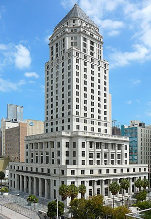 Das Miami-Dade County Courthouse in Miami (2008). Das Courthouse wurde von 1925 bis 1928 im Stile des Neoklassizismus errichtet. Zu seiner Entstehung war es mit 108 m Höhe das höchste Gebäude in Florida. Im Januar 1989 wurde es in das NRHP eingetragen.[1]
