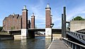 Schwanentorbrücke: eine Hubbrücke; links daneben der RWSG-Speicher, der zum Landesarchiv ausgebaut und erweitert worden ist.