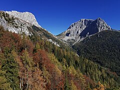 Rechts die Südecke der Mitteralm mit v. r. n. l. Mitteralmturm, Kl. Winkelkogel und Schartenspitze, links der Fölzstein. Blick von Südwesten, dazwischen der Weg vom Fölzboden auf die Fölzalm