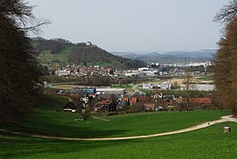 Brunegg (midden); Mägenwil (voorgrond)