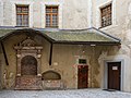 Der kleine Hof mit dem Marmorbrunnen