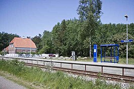 Op de achtergrond het oorspronkelijke station