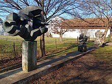 Robert Lienhard (1919–1989) Bildhauer. Skulptur Habitat 1973 im Park der Villa am Aabach, Uster (Sammlung Werner und Nelly Graf-Paux)