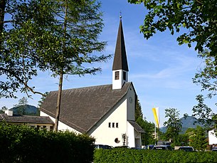 St. Michael (li.: Seitenansicht; re.: Frontansicht mit Eingang)