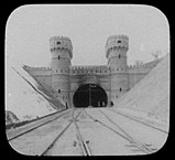 Das südwestliche Tunnelportal auf einer historischen Fotografie. Die Turmaufbauten wurden beim Quetta-Erdbeben 1935 zum Teil zerstört.[6]