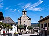 Eglise St-Jean-Baptiste, clocher et cure avec inscriptions romaines