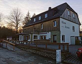 Gasthaus an der Spitze des Passes mit Höhenangabe