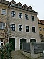 Wohnhaus in geschlossener Bebauung mit Hinterhaus