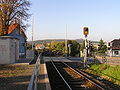 Achteckige Schalthäuser an einem Bahnübergang in Deutschland