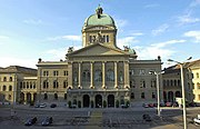 Der Bundesplatz als Parkplatz vor dem Umbau, 2002–2004