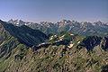 Geißfuß (Grasberg in Bildmitte) vom Entschenkopf. Im Hintergrund die Gipfel des Allgäuer Hauptkamms