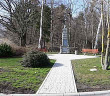 Kriegerdenkmal Ilmenau Oberpörlitz mit 2019 neugestaltetem Vorplatz