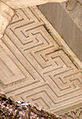 Modanature decorate non canoniche: meandro sul soffitto della peristasi del tempio di Marte Ultore nel Foro di Augusto a Roma.