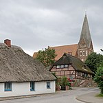 Pfarrwitwenhaus und Kirche St. Marien in Poseritz