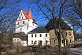 Schloss Schlettau: Schloss und Herrenhaus (Nr. 8) mit Zugangsbrücke, Pförtnerhaus (Nr. 5), Remisengebäude (Nr. 7) und Blockhaus (wohl Bienenhaus) im Park sowie Graben- und Einfriedungsmauern