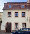 Wohnhaus in nahezu geschlossener Bebauung