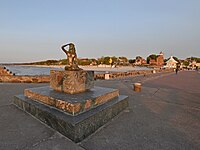 Widok z falochronu wschodniego na port i plażę wschodnią