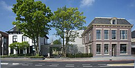 overzicht van het museum met links het voormalig woonhuis van de familie Mondriaan