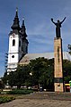 Die Serbisch-orthodoxe Kirche und ein Denkmal