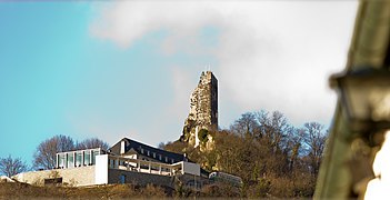 Blick vom Wohnhaus auf den Drachenfels mit der Burgruine