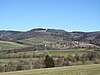 Blick vom Rodenbacher Küppel im Südsüdwesten vorbei am Dorf Sandberg zum Feldberg