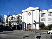 Tribünengebäude von der Rennbahnstraße aus