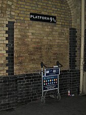 King's Cross istasyonunda bulunan Peron 9¾ tabelası