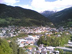 Blick auf Landeck Richtung Süden; mittig die Innbrücke der Arlbergbahn