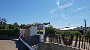 Small shelter on side platform