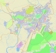 Mapa konturowa Podgoricy, blisko centrum u góry znajduje się punkt z opisem „Uniwersytet Czarnogóry”