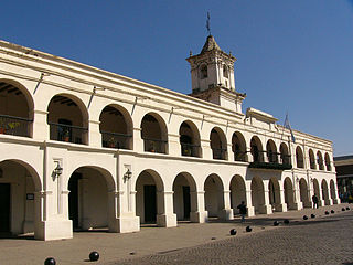 Bugün müze olarak kullanılan Cabildo de Salta koloni zamanında yerel yönetim binasıydı.[3]