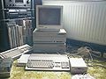 Amiga 500 op de voorgrond, met twee gestapelde Amiga 2000's op de achtergrond