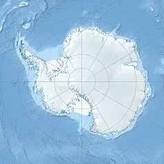 Mapa konturowa Antarktyki, u góry nieco na prawo znajduje się czarny trójkącik z opisem „Sør-Rondane”