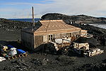 Hütte am Kap Royds, Ross-Insel, errichtet im Februar 1908 durch die Nimrod-Expedition von 1907 bis 1909 unter der Führung von Sir Ernest Shackleton, wiederhergestellt im Januar 1961 von der Antarktis-Abteilung des neuseeländischen Ministeriums für wissenschaftliche und industrielle Forschung. Die Hütte ist Bestandteil des besonders geschützten Gebiets der Antarktis ASPA-157.