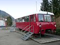 Triebwagen der Carlsbahn auf dem Hof der Marie-Durant-Schule